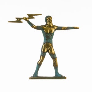 Peut inclure: Une statue en bronze d'un dieu grec tenant un éclair. La statue est peinte dans des tons de vert et d'or.