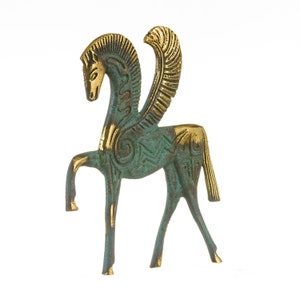 K&ouml;nnte beinhalten: Eine Bronzestatue eines gefl&uuml;gelten Pferdes, einer mythischen Kreatur, die oft mit der griechischen Mythologie in Verbindung gebracht wird, mit gr&uuml;ner und goldener Farbe.