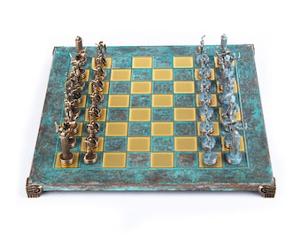Jeu d'échecs mythologie grecque - Bleu et cuivre avec planche oxydée Jeu d'échecs mythologie grecque - Bleu et cuivre avec planche oxydée
