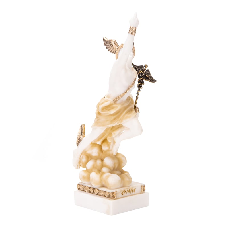 Puede incluir: Estatua de m&aacute;rmol blanco de la diosa griega Nike, con detalles dorados, de pie sobre una base de nube. La estatua est&aacute; sobre una base de m&aacute;rmol blanco con la palabra "&Epsilon;&Rho;&Mu;&Eta;&Sigma;" inscrita en ella.