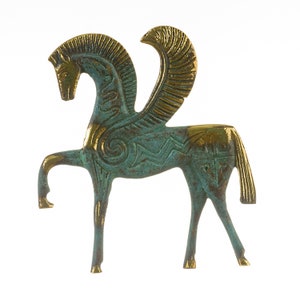 K&ouml;nnte beinhalten: Eine gr&uuml;ne und goldene Bronzestatue eines gefl&uuml;gelten Pferdes, auch bekannt als Pegasus. Das Pferd steht auf allen vieren mit ausgebreiteten Fl&uuml;geln. Die Statue ist mit aufwendigen Schnitzereien und einer strukturierten Oberfl&auml;che verziert.