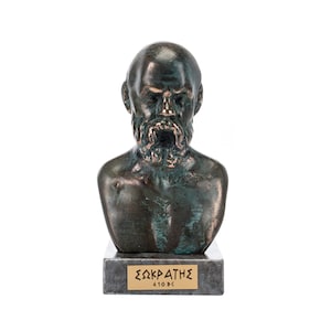 Puede incluir: Busto de bronce de Sócrates, filósofo griego, sobre una base de mármol negro con una placa dorada que dice "ΣΩΚΡΑΤΗΣ 410BC".