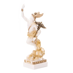 Puede incluir: Estatua de m&aacute;rmol blanco de Hermes, el dios griego de los mensajeros, con detalles dorados. Se representa con alas en el casco y las sandalias, sosteniendo un bast&oacute;n con una serpiente enroscada alrededor. La base de la estatua est&aacute; inscrita con la palabra "Hermes".