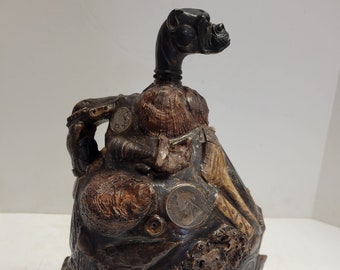 Jarra de recuerdo de arte popular con cabeza de perro boxer de bronce y monedas y medallones de bronce y latón antiguos, firmada por Jerry Farrell