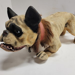 Antico, circa 1890, Bulldog francese, GROWLER, giocattolo da tirare con ruote, testa che annuisce, apre la bocca e ringhia al guinzaglio.