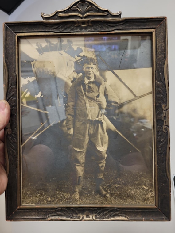 1920 年代頃の、ボンバー ジャケットを着て飛行機に乗ったチャールズ A 