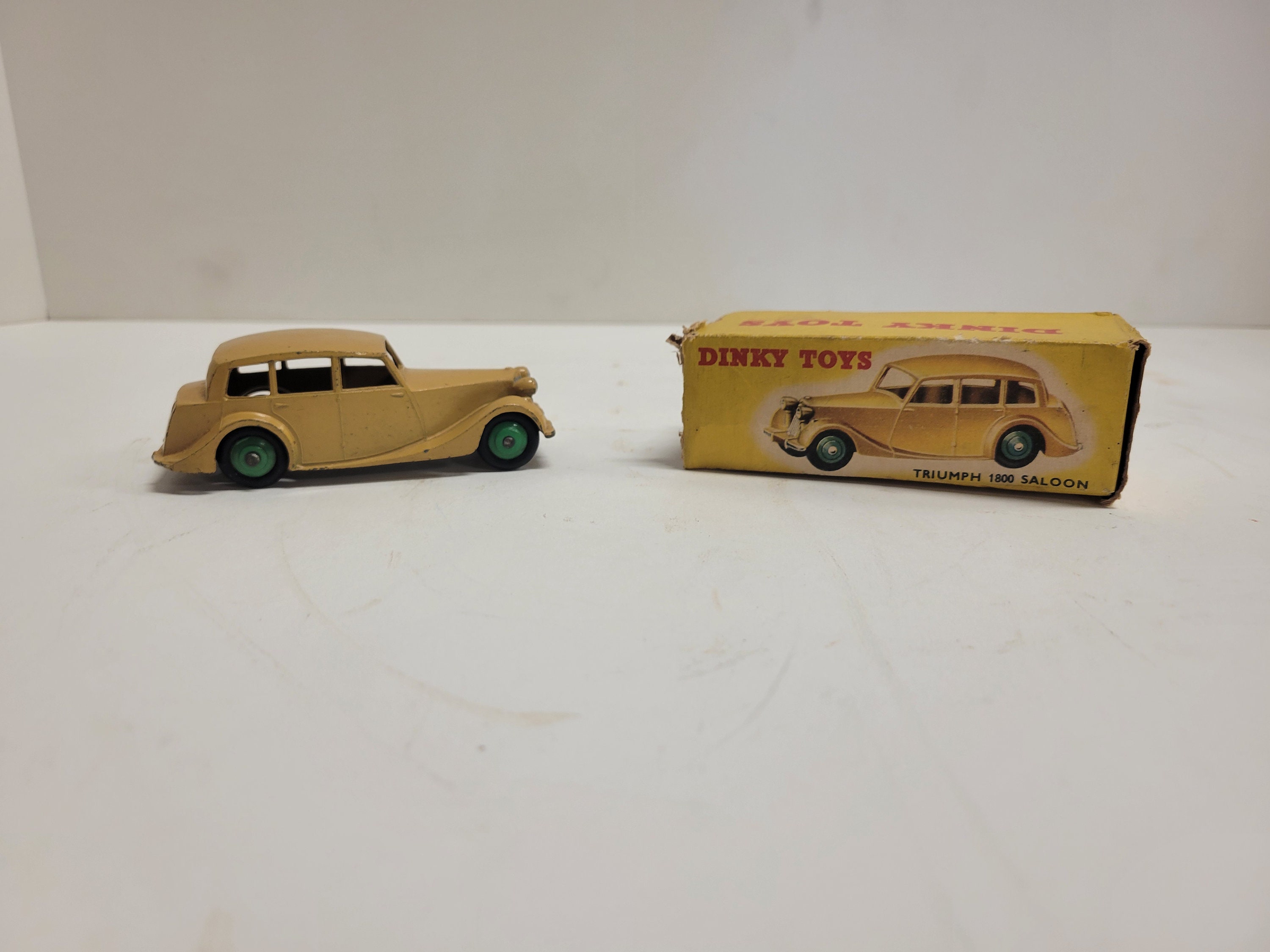 1950 年代のビンテージ Dinky Toys、Meccano LTD、# 151 Triumph 1800