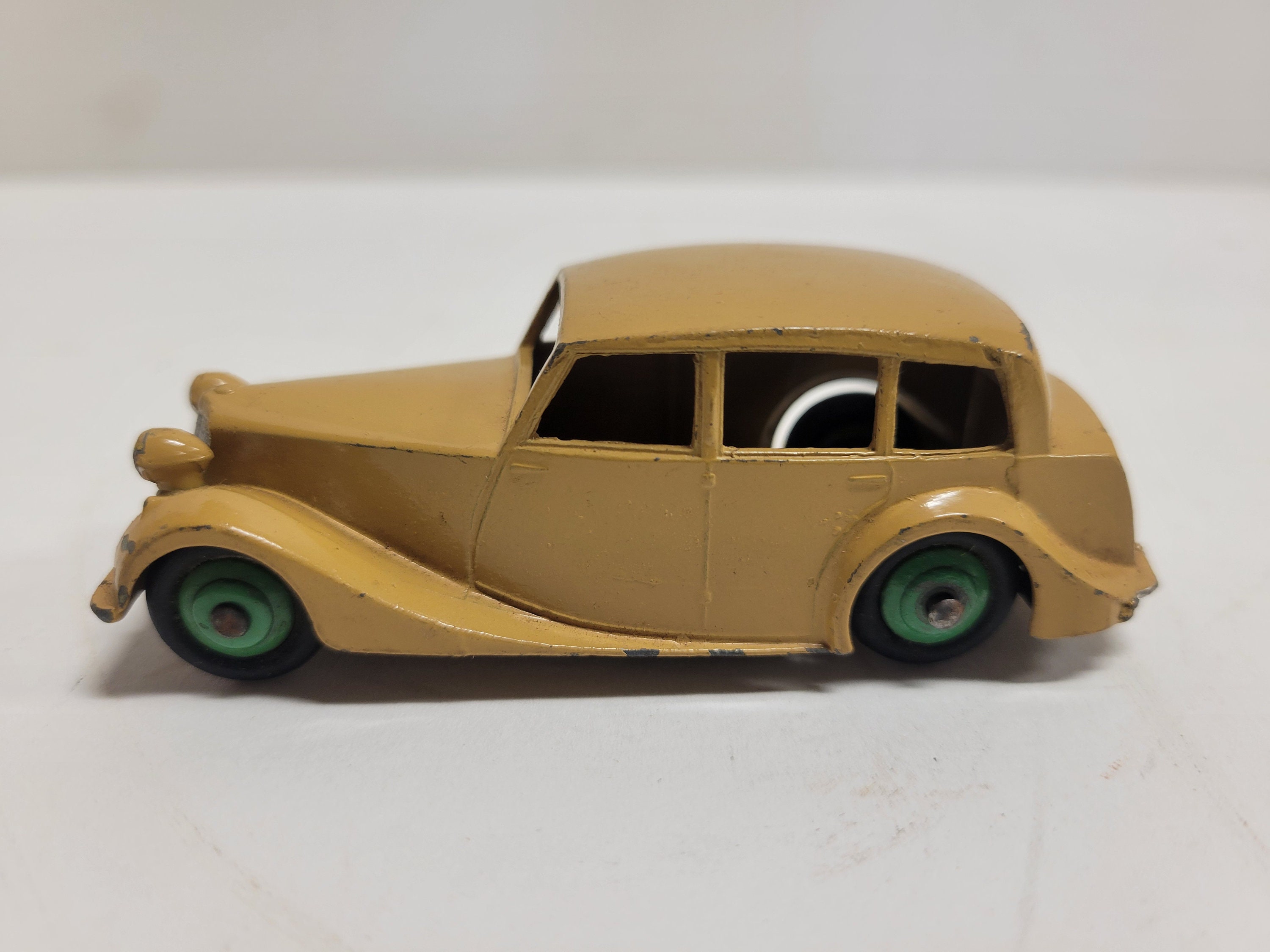 1950 年代のビンテージ Dinky Toys、Meccano LTD、# 151 Triumph 1800