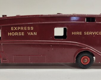 Lot 161 - A DINKY Toys 581 Horsebox in BR maroon