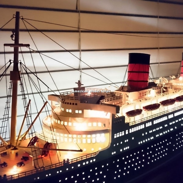 RMS Queen Elizabeth With Lights Museum Quality Model 40″