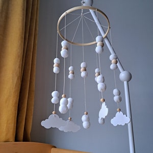 Mobile pour lit de bébé White Cloud Pom Pom par Doreen et Ada