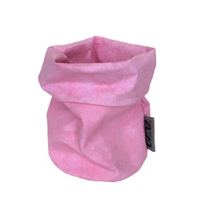 Könnte beinhalten: Eine rosa Papiertüte mit dem Wort "ZUZA" auf der Seite.