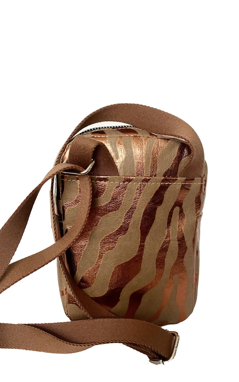 washable paper Schultertasche Crossbody Bag Camera Henkeltasche vegan ecofriendly Papier Leder nachhaltig Tasche Umhängetasche animal print Bild 3