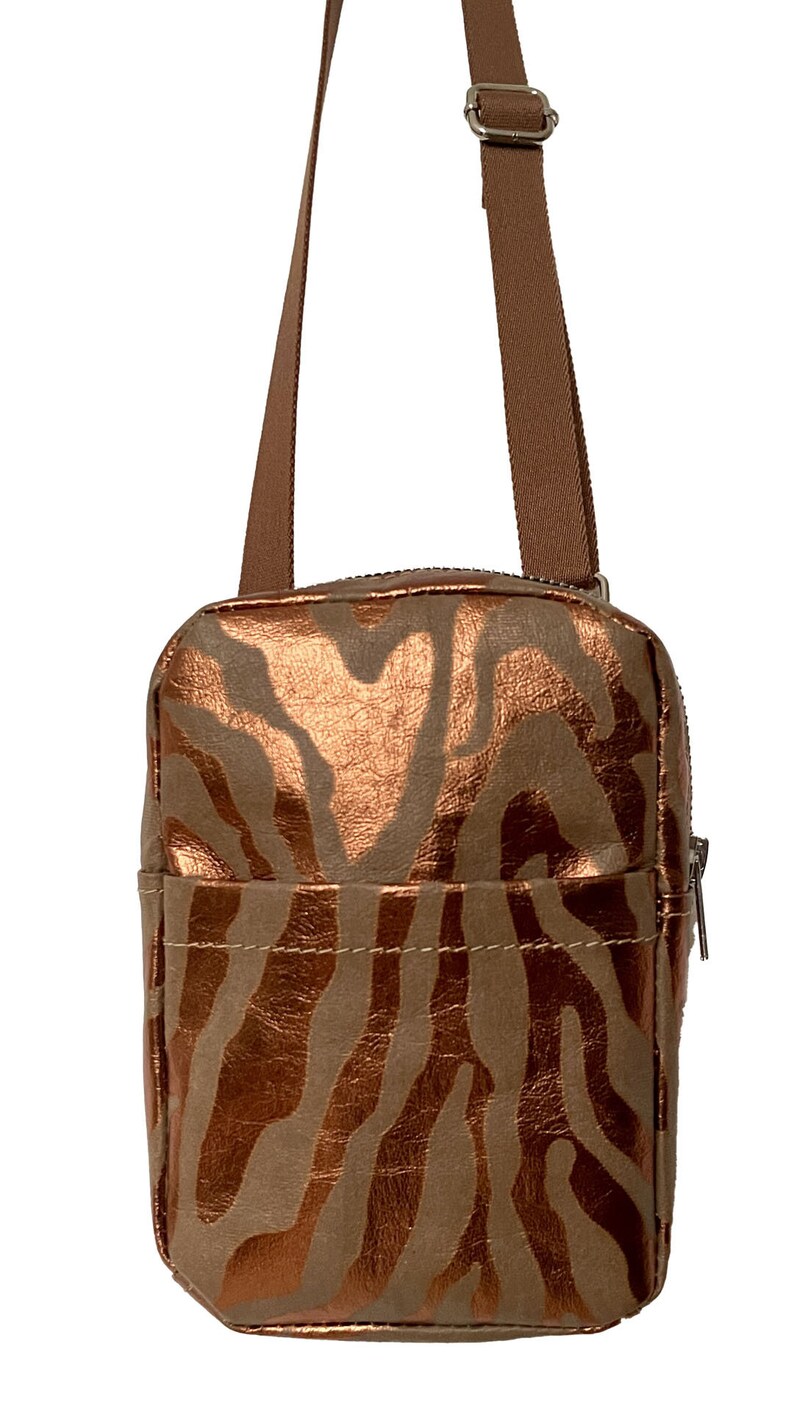 washable paper Schultertasche Crossbody Bag Camera Henkeltasche vegan ecofriendly Papier Leder nachhaltig Tasche Umhängetasche animal print Bild 4