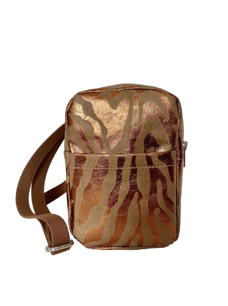 washable paper Schultertasche Crossbody Bag Camera Henkeltasche vegan ecofriendly Papier Leder nachhaltig Tasche Umhängetasche animal print Bild 1