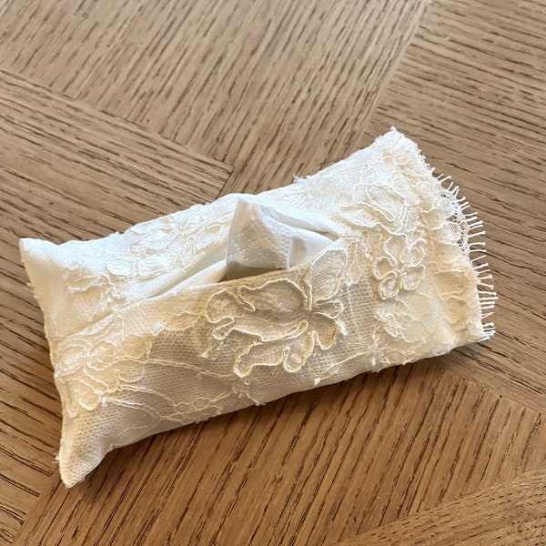 Pochette pour mouchoirs en soie, dentelle de Calais accessoire mariée