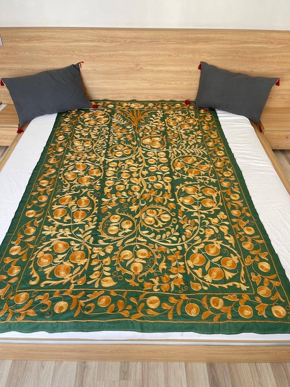 手刺繍のスザニベッドカバー：花柄テーブルランナー、壁掛け - Etsy 日本