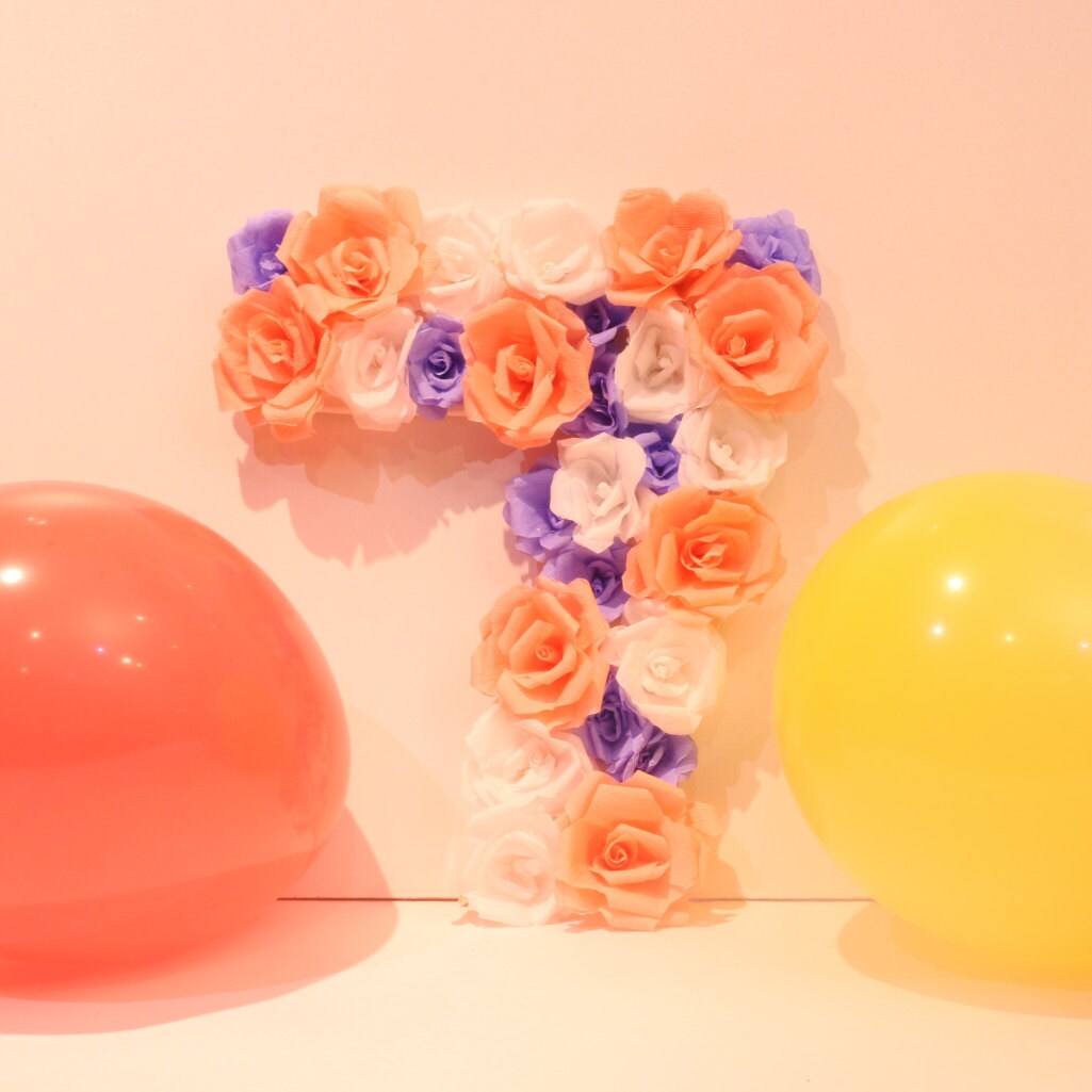 Chiffre décoré avec des roses en papier | Etsy