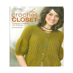 Puede incluir: Portada de libro con una mujer que lleva un cárdigan de crochet verde con botones. El título del libro es "The Crochet Closet: 15 Designs to Enhance Your Wardrobe" de Lisa Gentry.