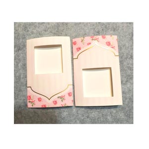 Cartes APERTURE 3 volets - Lot de 2 BORDURES ROSE, rehauts d'or, fabrication de cartes à broder ou pour prendre des photos, ouverture carrée de 2,5 pouces, avec enveloppes