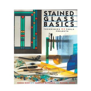 Könnte beinhalten: Ein Buch mit dem Titel "Stained Glass Basics: Techniques, Tools, Projects" von Chris Rich mit Martha Mitchell und Rachel Ward. Der Umschlag zeigt ein farbenfrohes Buntglasfensterdesign und Werkzeuge, die bei der Herstellung von Buntglas verwendet werden.