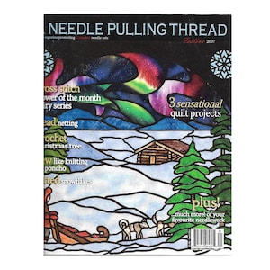 Op de afbeelding: Een tijdschriftcover van "Needle Pulling Thread" met een illustratie in glas-in-loodstijl van een winterlandschap met een hut, bomen en sledehonden. Tekst bevat "3 sensationele quiltprojecten" en "veel meer van uw favoriete handwerk".