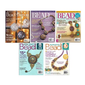Puede incluir: Una colección de cinco revistas Bead & Button. Las portadas presentan joyería de cuentas, incluyendo collares y pulseras. Las revistas muestran proyectos con cristales, piedras preciosas y diversas técnicas de abalorios. Los títulos incluyen "Weave crystal ornaments".