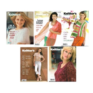 Puede incluir: Se muestran cinco portadas de la revista Knitter's. Las portadas presentan a mujeres modelando prendas de punto, con títulos como "Be a Sport" y "Summer Romance". Las revistas muestran patrones y estilos de tejido.