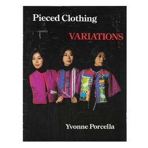 Może przedstawiać: Okładka książki przedstawiająca trzy kobiety w kolorowych kurtkach patchworkowych. Kurtki są w różnych odcieniach różu, niebieskiego i zieleni. Tytuł "Pieced Clothing VARIATIONS" jest wyświetlany w białym i czerwonym tekście. Nazwisko autora, Yvonne Porcella, znajduje się na dole.