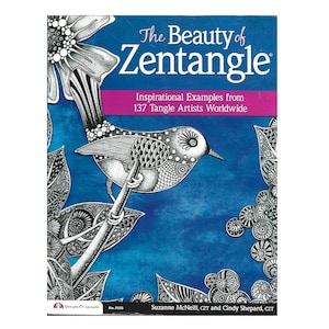 Pode incluir: Uma capa de livro intitulada "The Beauty of Zentangle" com um fundo azul e uma ilustração detalhada em preto e branco de um pássaro empoleirado em um galho. A capa também apresenta desenhos florais e abstratos.