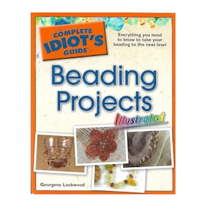 Può includere: La copertina del libro The Complete Idiot's Guide to Beading Projects, Illustrated, con un fiore di perline colorate, una collana di perline e un vaso di perline.