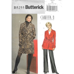Puede incluir: Un patrón de costura para un abrigo de mujer. El patrón es para las tallas 8-10-12-14. El patrón es de Butterick y se llama "Chetta B" de Peter Novello y Sherrie Bloom.