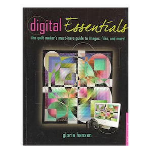 Op de afbeelding: Boekomslag met de titel "digital Essentials" en de ondertitel "the quilt maker's must-have guide to images, files, and more!" De omslag toont een kleurrijk geometrisch quiltontwerp met een computermonitor en een camera op de voorgrond. De naam van de auteur, "gloria hansen", staat onder het quiltontwerp gedrukt.