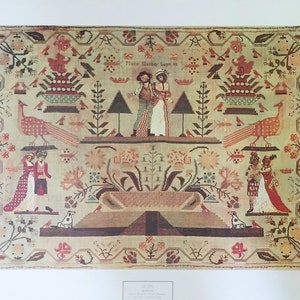 Impressão - MARY SLATTER SAMPLER 1792 - Imagem de litografia de bordado antigo, 17" x 24", c1980