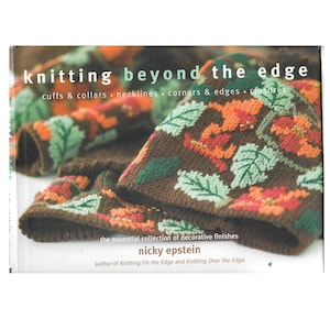 Puede incluir: Un libro titulado Knitting Beyond the Edge de Nicky Epstein. La portada presenta una tela tejida de color marrón con un patrón floral colorido en naranja, rojo y verde. El texto dice: knitting beyond the edge, cuffs & collars, necklines, corners & edges, closures, the essential collection of decorative finishes, nicky epstein, author of Knitting On the Edge and Knitting Over the Edge.