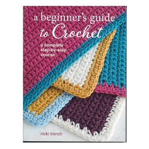 Può includere: Un libro intitolato A beginner's guide to Crochet, a complete step-by-step course di Nicki Trench. La copertina presenta una pila di quadrati lavorati all'uncinetto in tonalità magenta, verde acqua, giallo senape, azzurro, viola e bianco.