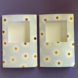 Cartes APERTURE 3 volets - Lot de 3 MARGUERITES avec centre en feuille d'or, fabrication de cartes pour la couture ou les photos, ouverture carrée de 2,5 pouces, avec enveloppes