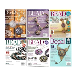 Może przedstawiać: Kolekcja sześciu magazynów Bead & Button. Okładki prezentują projekty biżuterii z koralików, w tym naszyjniki, bransoletki i wisiorki. Magazyny prezentują różne techniki i wzory, z tekstami takimi jak "Stitch & String" i "Autumn-Colored Projects".