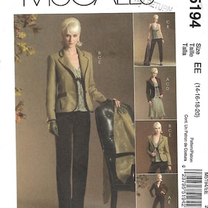 Könnte beinhalten: Ein Schnittmuster für eine Jacke und eine Hose. Das Schnittmuster ist für die Größen 14-16-18-20. Das Schnittmuster ist von McCall's und die Schnittmuster-Nummer ist M5194.