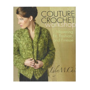 Puede incluir: Un libro titulado "Couture Crochet Workshop: Mastering Fit, Fashion, and Finesse" de Lily M. Chin. La portada muestra a una mujer con un cárdigan de crochet verde.