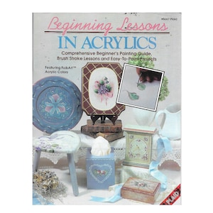 Puede incluir: Una portada de libro para una guía de pintura titulada "Beginning Lessons in Acrylics". La portada presenta una variedad de artículos pintados, incluyendo un reloj, un taburete, una caja de pañuelos y una pequeña caja de madera. El libro es de Plaid.