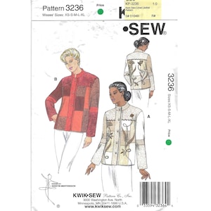 Peut inclure: Une pochette de patron Kwik Sew numéro 3236, illustrant deux modèles de vestes doublées en tailles XS-S-M-L-XL. Le devant présente une veste en patchwork dans les tons rouges et une veste claire avec broderies florales, toutes deux à col montant.