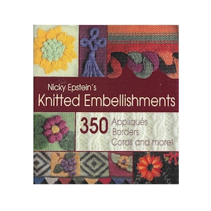 Może przedstawiać: Okładka książki "Nicky Epstein's Knitted Embellishments" z różnymi wzorami dziewiarskimi. Okładka prezentuje kolorowe aplikacje, obramowania i sznury, w tym słonecznik, kwiat i geometryczne wzory. Książka obiecuje 350 wzorów.