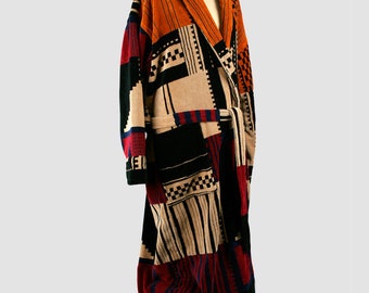 Puede incluir: Una bata larga de color negro, rojo, naranja y beige con cuello chal y cinturón de atar.
