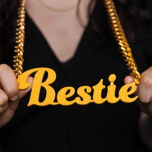 Scriptlettertype aangepaste tekst bling en ketting (PLA-plastic bling en aluminium vergulde ketting)