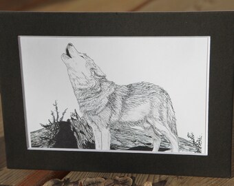 Puede incluir: Dibujo en blanco y negro a pluma y tinta de un lobo aullando en un marco negro. La obra de arte representa una ilustración detallada de un lobo de pie sobre un tronco, con la cabeza levantada y la boca abierta en un aullido. El marco es rectangular.