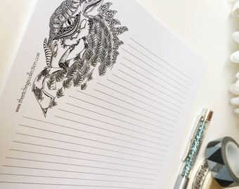 Puede incluir: Una ilustración en blanco y negro de una cabeza de dragón con detalles intrincados. La ilustración está en una hoja de papel blanco con espacio de escritura rayado. El texto "www.theetchingscollection.com" está impreso en la esquina inferior izquierda.