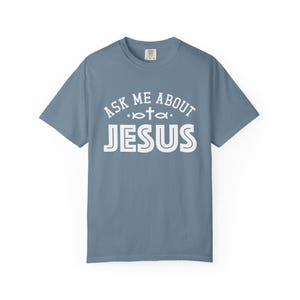 Chiedimi informazioni sulla maglietta di Gesù COMFORT COLORS® Maglietta unisex tinta in capo per iniziare una conversazione religiosa - Maglietta cristiana, maglietta spirituale,