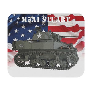 以下が含まれることがあります： 赤白青のアメリカ国旗を背景に、緑色のM5A1スチュアート軽戦車。側面には「M5A1 STUART」と「U.S.A. 3048197」の文字が書かれている。