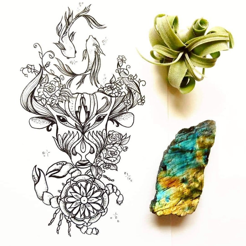 Puede incluir: Dibujo en blanco y negro de una cabeza de toro con dise&ntilde;os florales y dos peces nadando arriba. Un cangrejo est&aacute; debajo de la cabeza del toro. El dibujo est&aacute; sobre un fondo blanco.